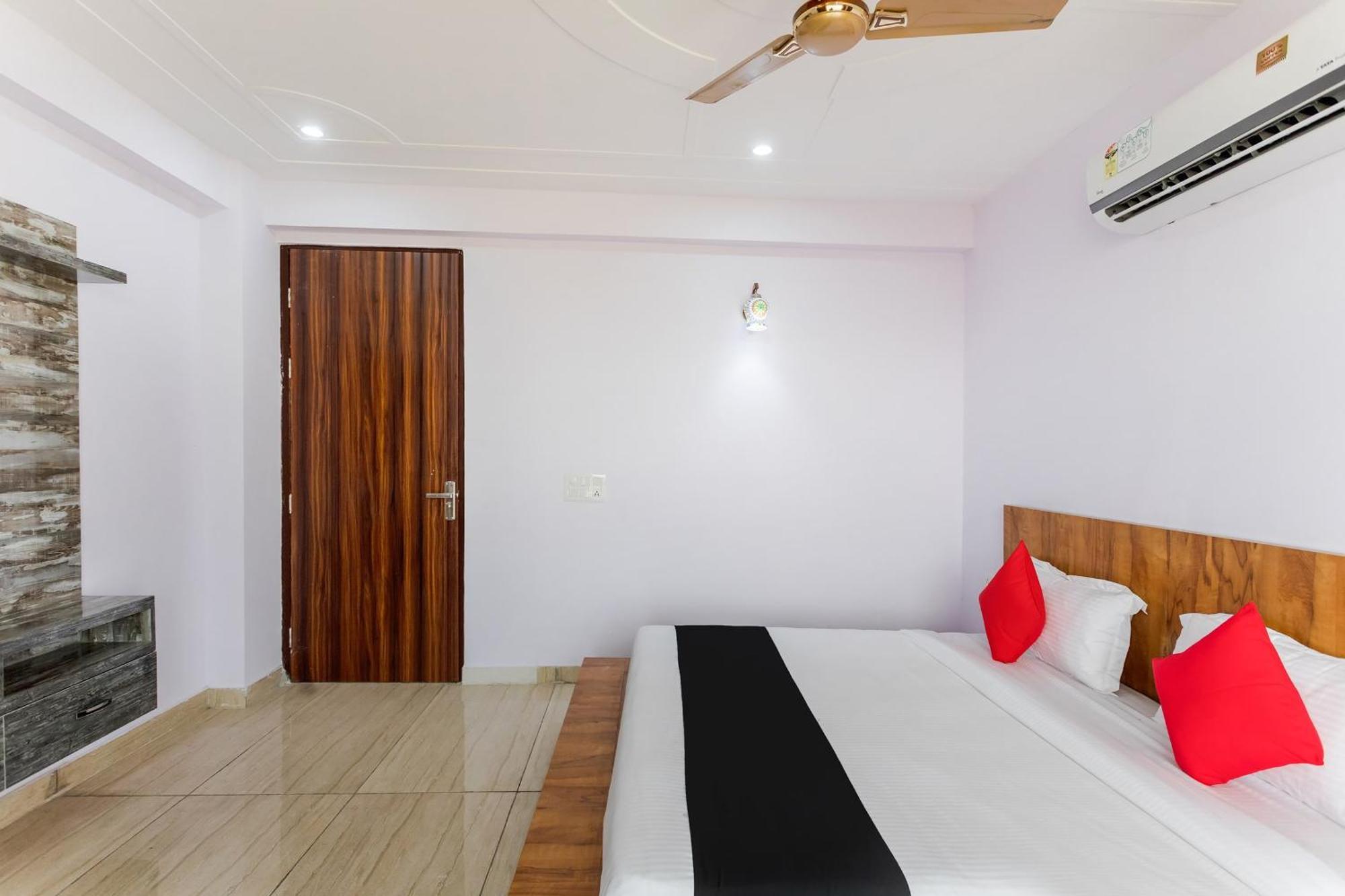Capital O Harish Residency Hotel Gurgaon Exterior photo